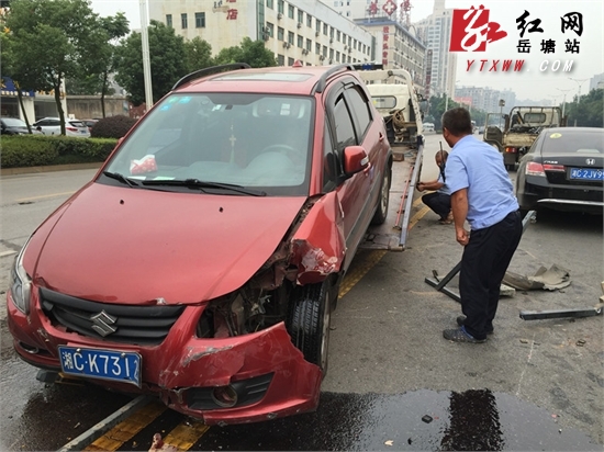实习期女驾驶员开车打瞌睡致16根护栏被撞毁