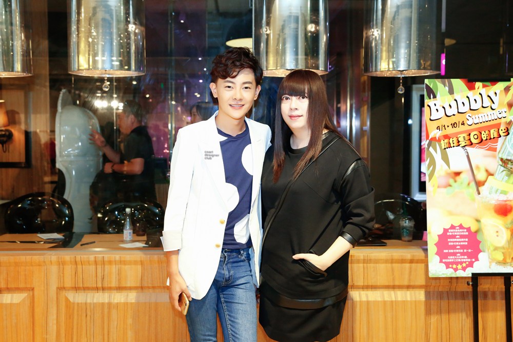 李亚鹏北京开店 张皓然闺蜜团齐聚亲密互动_娱