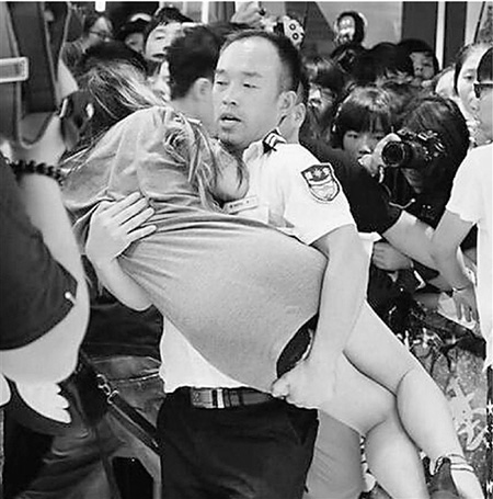 鲁师傅抱起女粉丝突围的照片