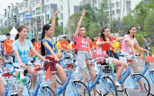 昨日上午,长沙公共自行车租赁系统正式向市民开放,千名“骑友”跨上公共自行车,成为首批体验者。 长沙晚报记者 李锋 摄