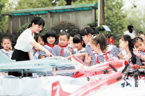 昨日，2015年芙蓉区“全国科普日”在马坡岭小学启动，千余名学生在校园里体验新奇科技世界，参与各类科技活动。马坡岭小学校长肖喜英介绍，学校还独设“小鲁班”等社团，通过学具制作等实际操作，提高学生的创新动手能力。 长沙晚报记者岳霞摄