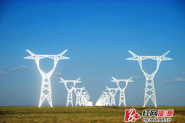 戈壁滩上的铁塔群。