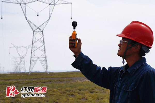 技术人员使用风速仪进行风速测验。