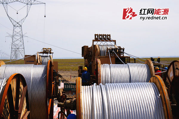 张力放线施工现场。