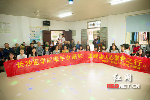 志愿者们与老人们合影留念