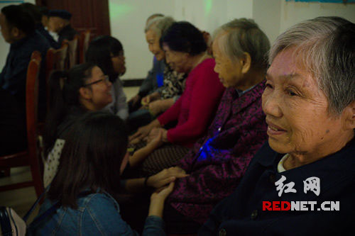 志愿者们与老人话家常