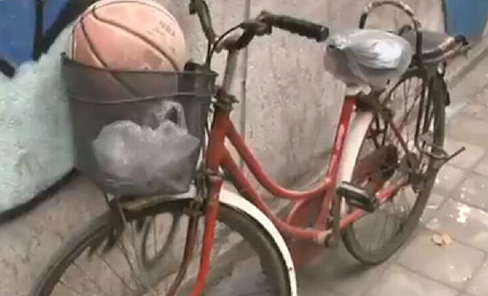 居民说，这辆自行车就是倒地老人的