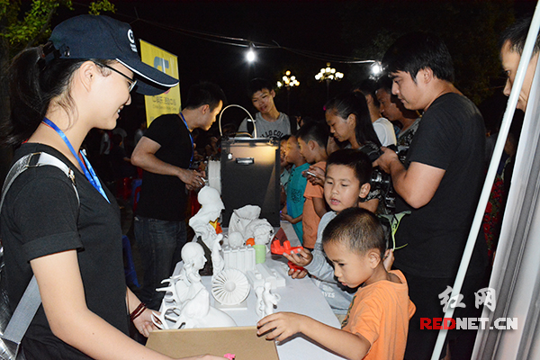 3D打印的各种工艺品吸引了小朋友的围观。