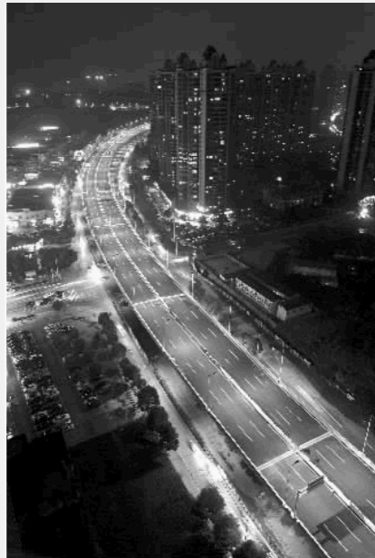  9月23日晚，长沙市万家丽路快速高架桥，在路灯照耀下整个道路像一条金光大道。记者 田超 摄