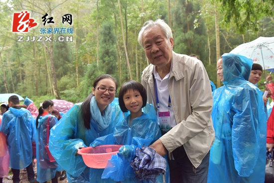 首届张家界大鲵美食文化节举行放流大鲵活动