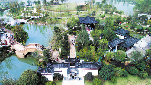 俯瞰下的长沙园“蜕园”小桥流水，灰瓦白墙，尽显湖湘文化特色。