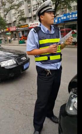 交警被要求看执法证 答：香港电影看多了吧(图)