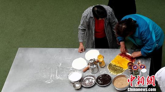 中秋临近西宁“巧妇”现场制作青海传统蒸笼月饼