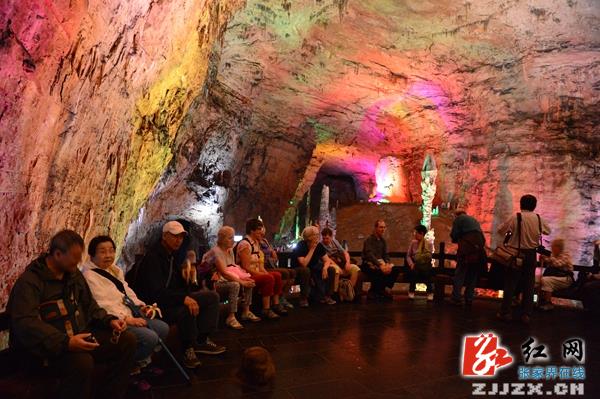 欧美游客青睐张家界 称赞武陵源为“仙山”