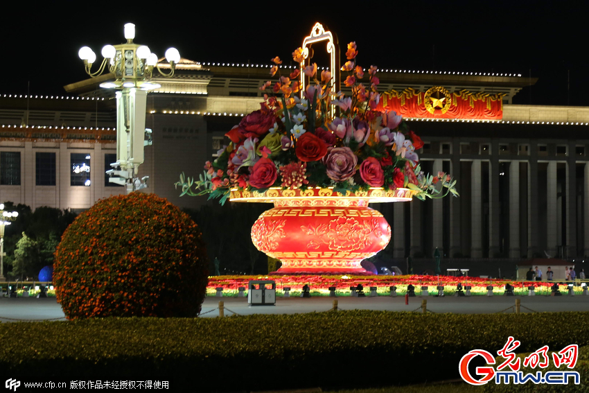 天安门广场大型花坛开设夜景照明迎国庆