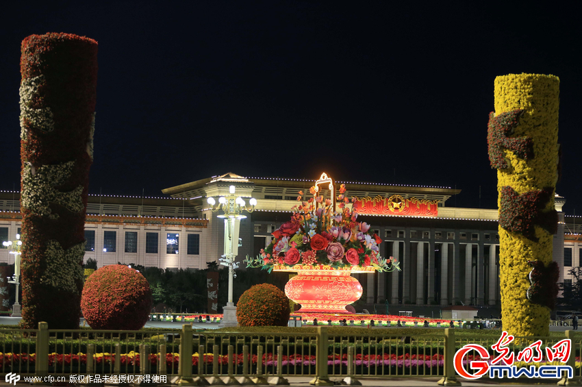 天安门广场大型花坛开设夜景照明迎国庆