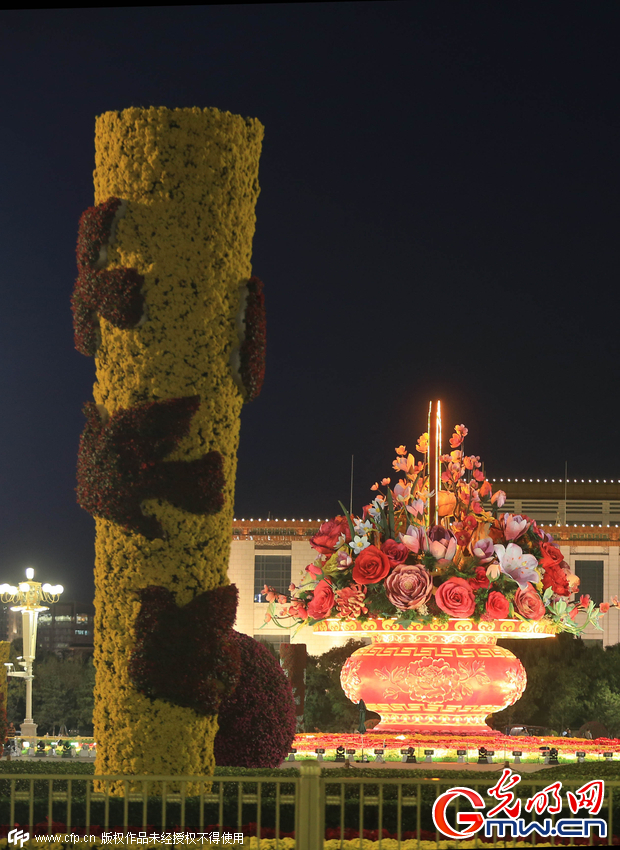 天安门广场大型花坛开设夜景照明迎国庆