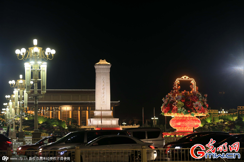 天安门广场大型花坛开设夜景照明迎国庆