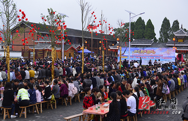 靖州太阳岛举办中秋赏月活动 千人合拢宴乐享美食