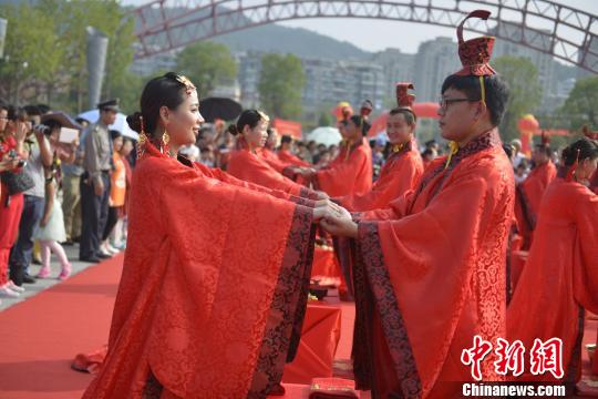 杭州千岛湖畔中秋举行汉文化主题集体婚礼（图）