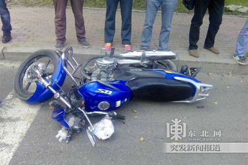 哈尔滨摩托车与小货车相撞 两人当场身亡