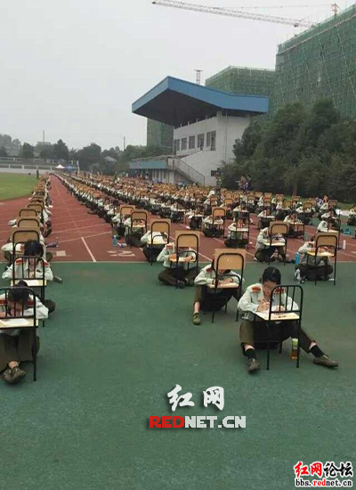 湖南农大新生席地而坐接受大学里的第一次考试