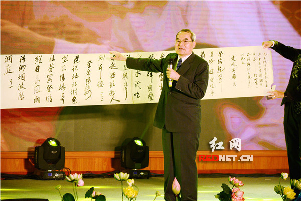 台湾成功大学文学院院长王伟勇教授为中秋晚会作诗吟诵。