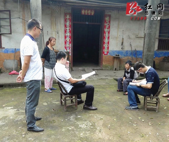 岳塘区团委开展“一进二访”活动 与贫困户“结穷亲”