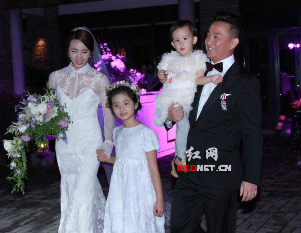 黄磊孙莉与两个女儿合影  图片来源CFP