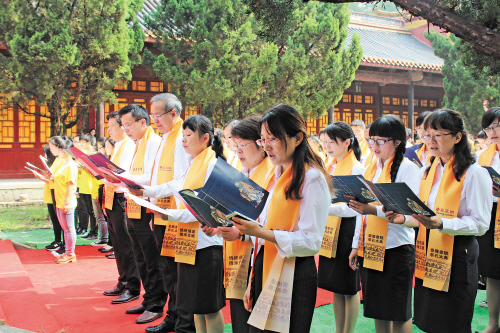 昨日，2015年岳麓书院祭孔大典举行。图为祭孔人士在诵读儒家经典。 长沙晚报通讯员 蒋晶丽 摄