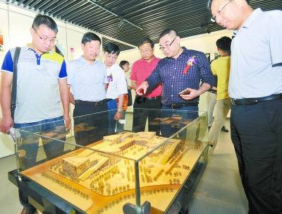  9月28日，长沙市规划展示馆，2015年湖南省优秀工程勘察设计作品展览暨颁奖典礼举行。同时，120个项目获奖单位代表聆听了《中国城市特色营造策略》学术报告。    湖南日报记者 田超 摄