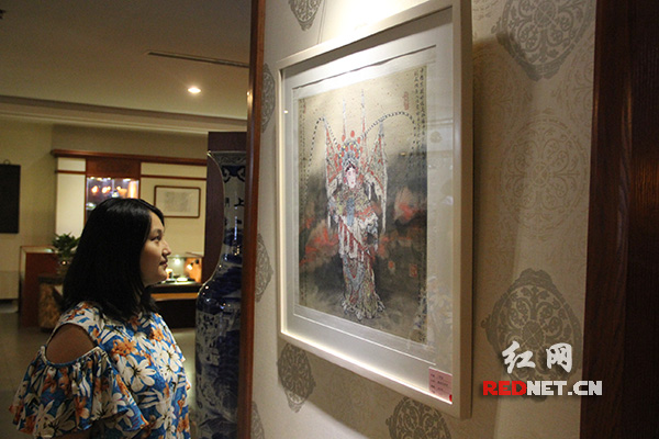 书画爱好者观展。