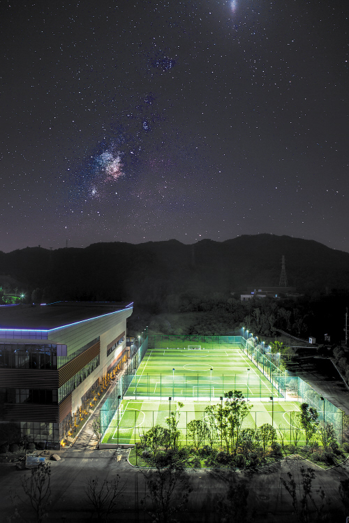 夜景下，湖南最大体育公园分外迷人。 长沙晚报记者颜家文摄