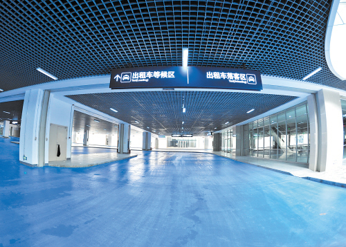 出租车、私家车都将在枢纽站地下停车场下客，旅客只需乘坐自动扶梯或垂直升降梯，即可直接抵达枢纽站换乘大楼售票大厅。