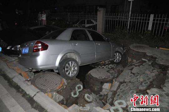 图为地陷至轿车掉入。　网友提供　摄