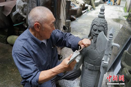 牟登德正在雕刻