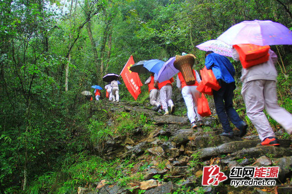 为了一个约定,“电骡子”们背着中秋过节物资,爬山涉水进山看望麻风村的老人们。