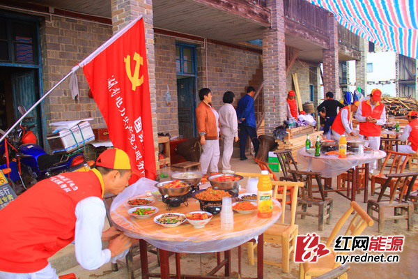 进了村,大家开始张罗起晚饭,“电骡子”们为老人们准备了精美的各色菜品,忙的不亦乐乎。