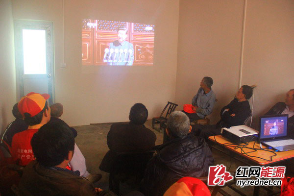 老人们正在聚精会神观看9.3阅兵录像片,因为房屋改造,大家错过了今年的阅兵,也很久没有看电视了。