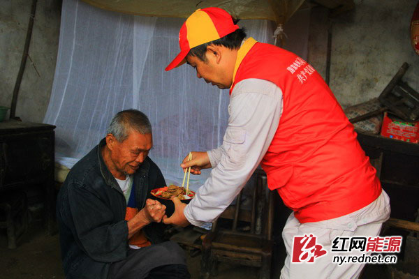 饭菜做好,“电骡子”首先将饭菜端给行动不便的几位老人。