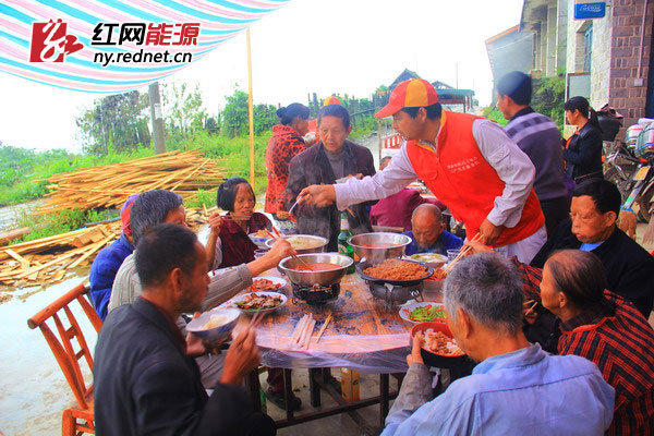 “电骡子”与老人们欢聚一堂,为他们提前欢度中秋。