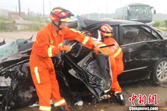 上学途中小车撞荒料石司机遇难4名女学生受伤