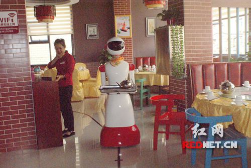 这台名为“美女1号”的机器人正在工作