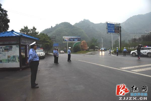 【交警直通车】张家界交警全员上岗 冒雨护航“十一”长假