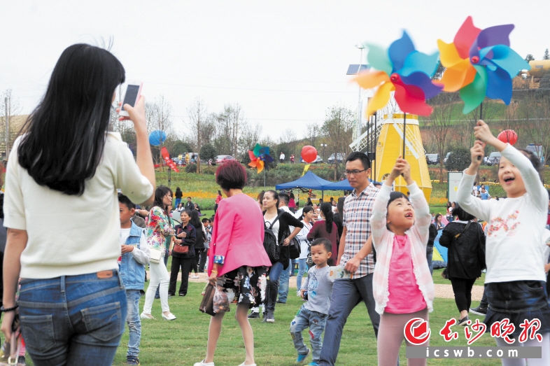 　　昨日，长沙县浔龙河生态艺术小镇开街，麦咭儿童音乐节同时举行，众多市民带着孩子来这里玩乐。长沙晚报记者 周斌 摄