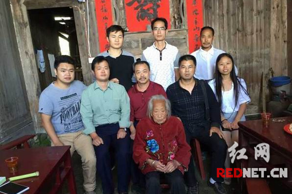 隆回县金石桥镇小阳溪村邹凤英老人,在子孙们和左邻右舍村民的的阵阵