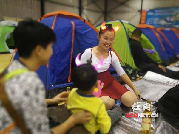 家人亲子节目玩得正欢。