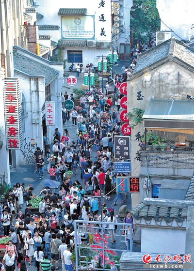 前日下午，众多游客在兴致勃勃地参观长沙太平古街。 长沙晚报记者 王志伟 摄