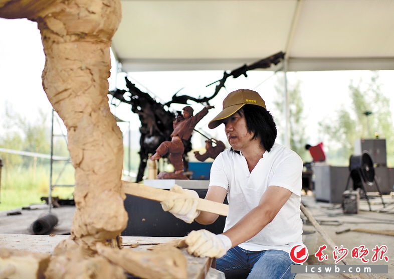 肖小裘作为本土雕塑家的代表，创作的作品带有典型的中国味道。