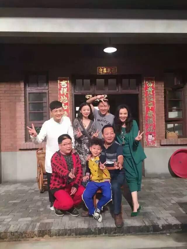 目前,贺岁电影《一家老小向前冲》正在热拍之中,该部作品的电视剧版